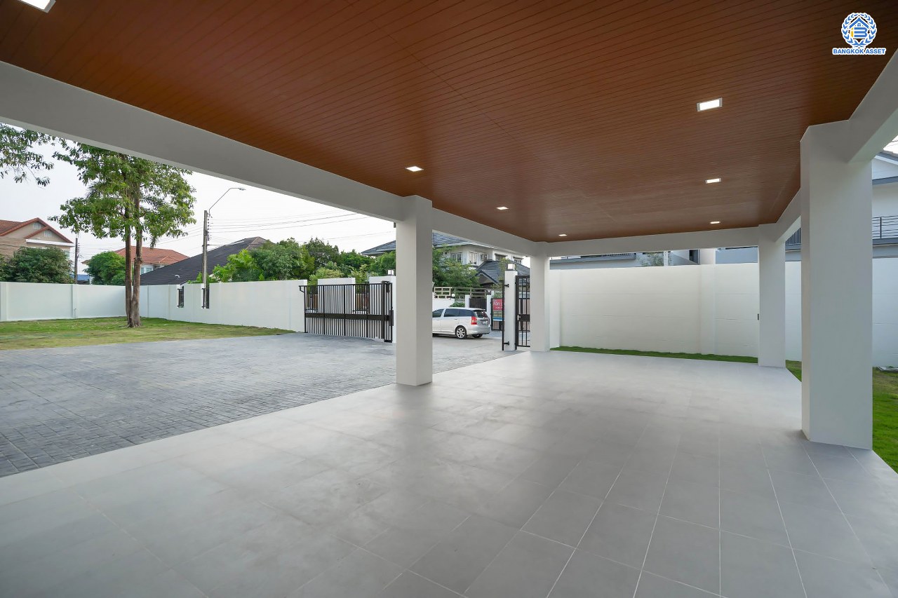 บ้านมือสองตกแต่งใหม่ โครงการ กฤษดานคร20 ปิ่นเกล้า-บรมราชชนนี บ้านหลังมุม ติดทะเลสาบ บนเนื้อที่กว้างมากถึง 238 ตร.ว. ตกแต่งด้วยวัสดุเกรดพรีเมี่ยม ฟังก์ชัน 5 ห้องนอน 6 ห้องน้ำ 1 ห้องอเนกประสงค์ 4 ที่จอดรถ พร้อมทั้งเปลี่ยนระบบไฟฟ้า สุขาภิบาล ทำเลศักยภาพ ติดถนนบรมราชชนนี ใกล้มหาวิทยาลัยมหิดล และเพียง 10 นาทีถึงเซ็นทรัล ปิ่นเกล้า